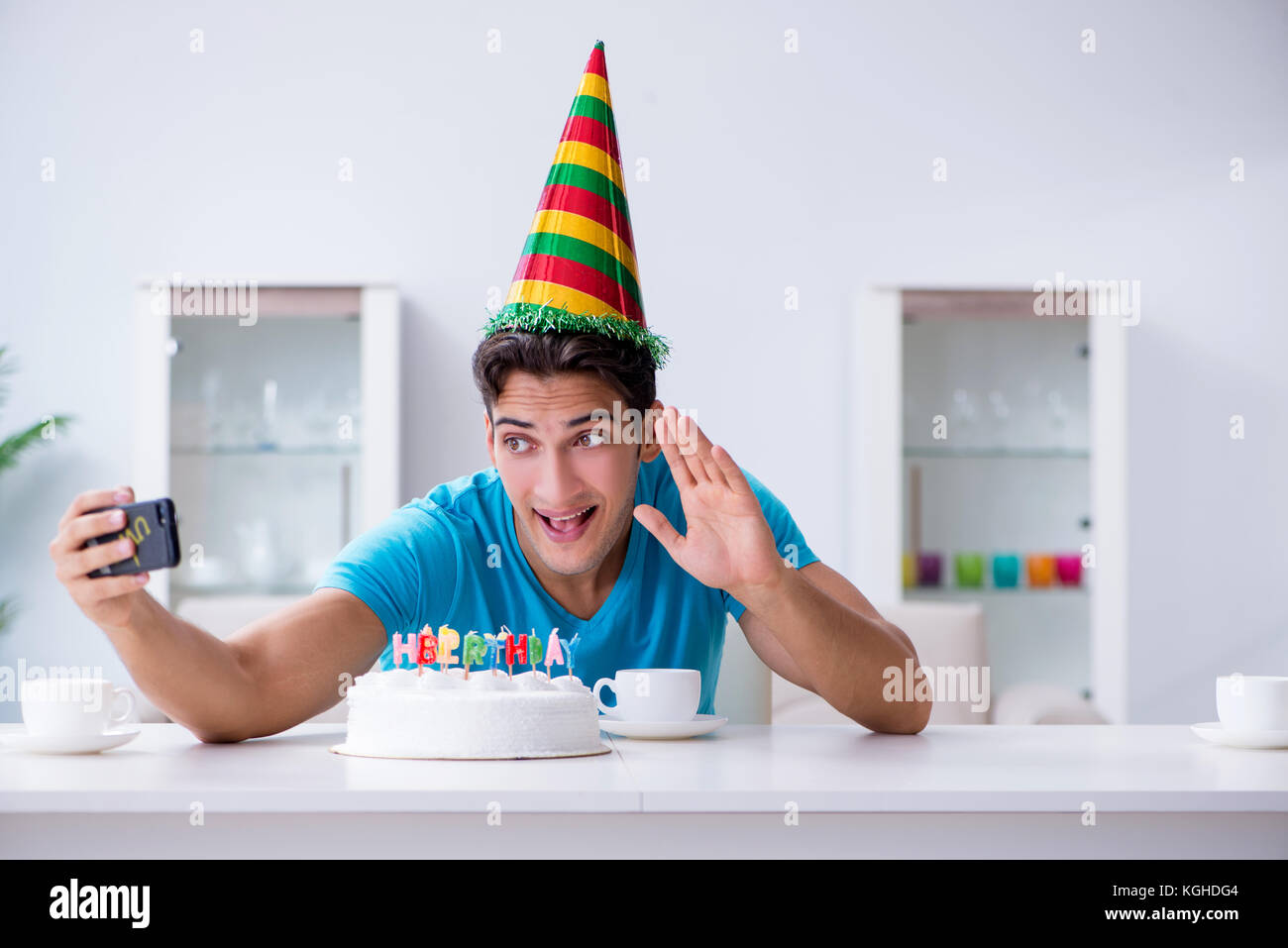 Giovane Uomo Festeggia Il Compleanno A Casa Da Solo Foto Stock Alamy