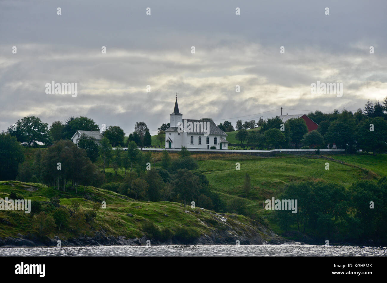 Chiesa in piedi da solo in Sognjefjorden, Norvegia Foto Stock