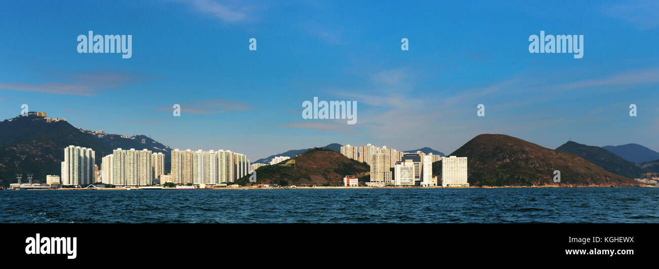 Una vista panoramica di Ap Lei Chau isola come visto da est Lamma canale. Foto Stock