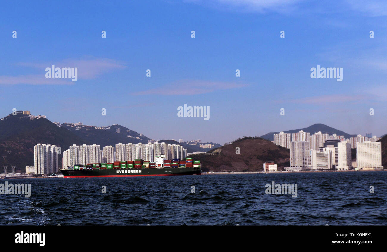 Una vista panoramica di Ap Lei Chau isola come visto da est Lamma canale. Foto Stock