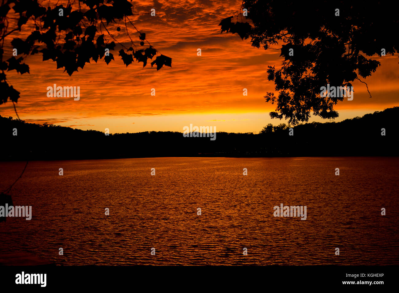 Ottobre tramonto sul lago Foto Stock