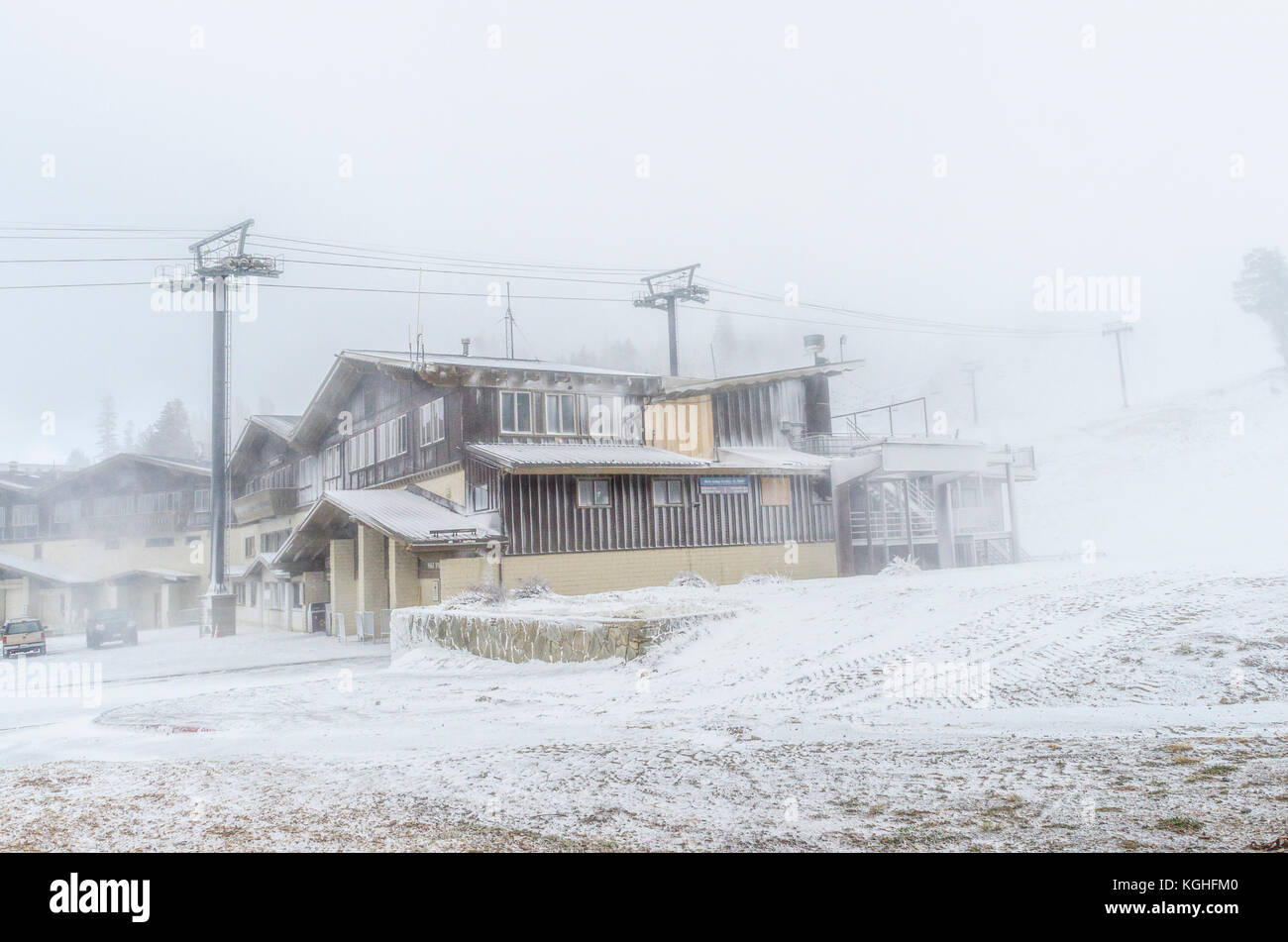 Mammoth Mountain Ski area nei primi giorni di novembre 2017 rendendo neve artificiale di kick off per la prossima stagione di sci Foto Stock