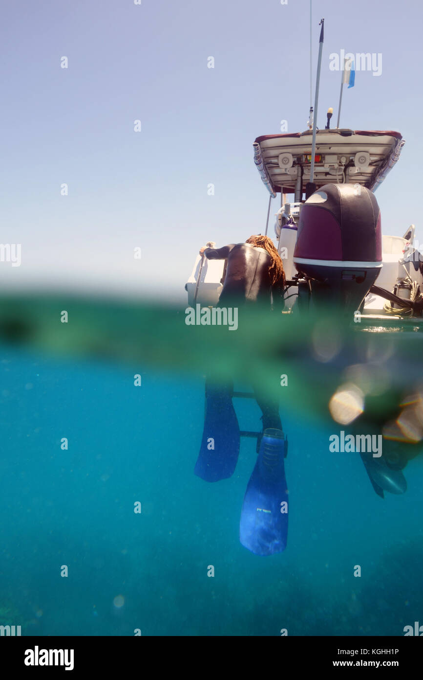 Snorkeller risalendo a bordo della barca, della Grande Barriera Corallina, Queensland, Australia. No signor o PR Foto Stock