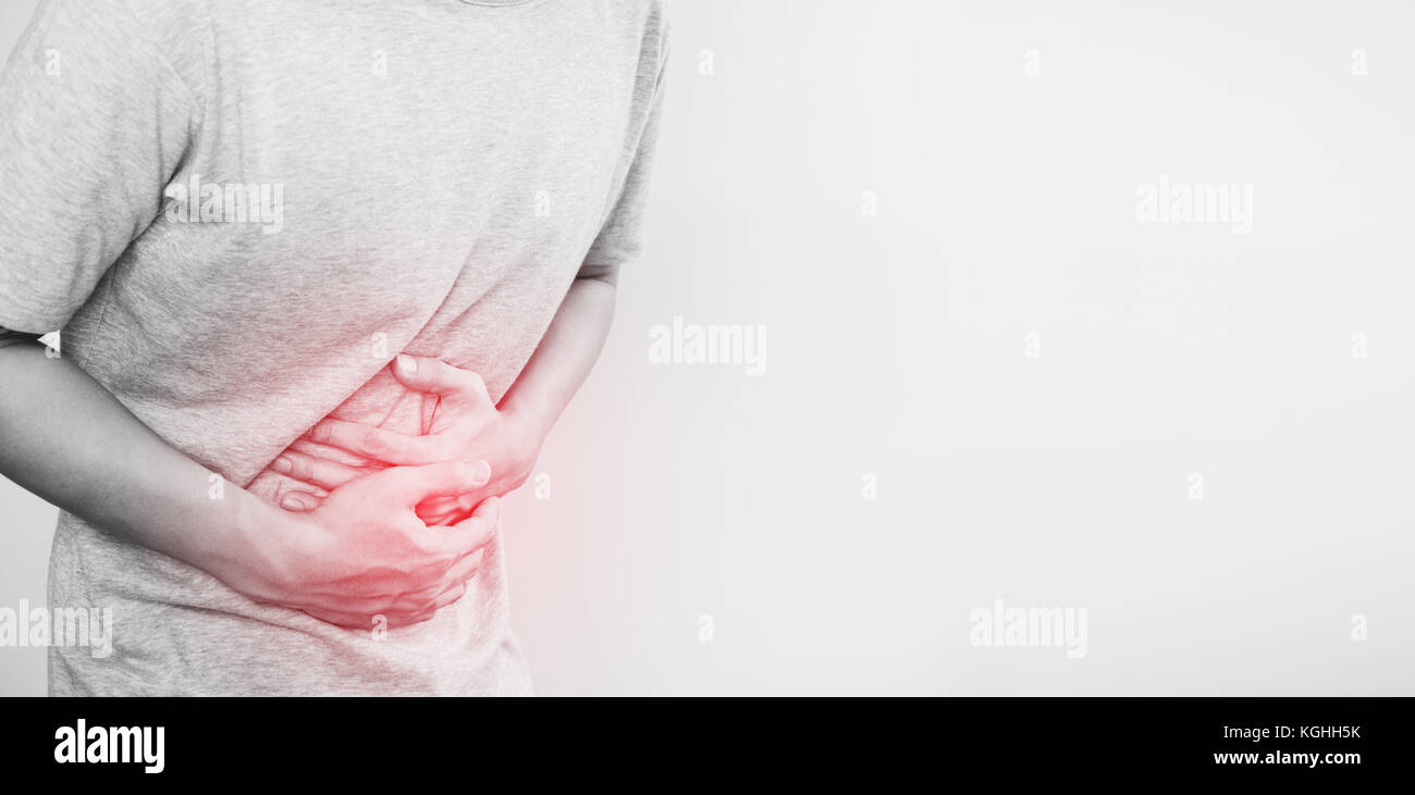 Un uomo di toccare il suo stomaco, rosso evidenziare il concetto di dolore di stomaco e altre malattie di stomaco, su sfondo bianco con spazio di copia Foto Stock