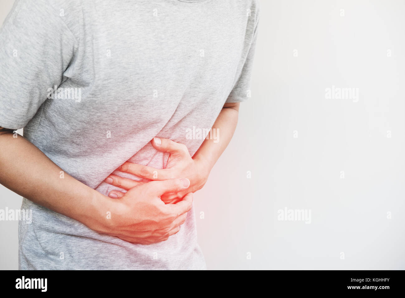 Un uomo di toccare il suo stomaco, rosso evidenziare il concetto di dolore di stomaco e altre malattie dello stomaco Foto Stock