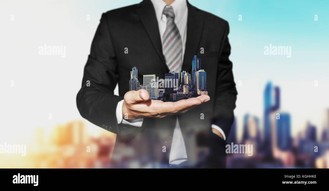 Concetto di proprietà immobiliare, agente immobiliare per affari che tiene a portata di mano edifici moderni Foto Stock