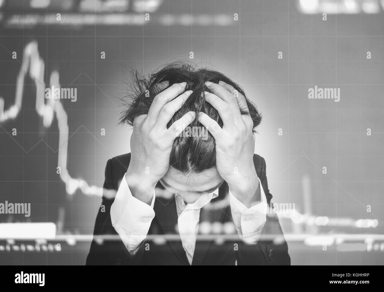 Doppia esposizione imprenditore di stress con verso il basso stock exchange mercato sfondo grafico Foto Stock