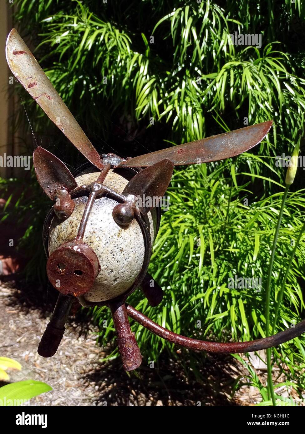 San Clemente, California, Stati Uniti - 14 giugno 2017: Un stravagante modello di maiale volante in pietra e acciaio in un letto da giardino Foto Stock
