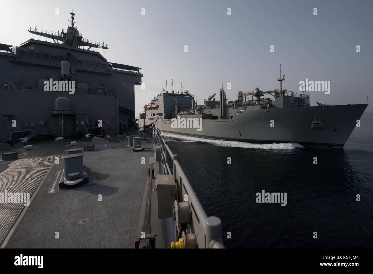 Il dock di anfibio sbarco nave USS Pearl Harbor (LSD 52) riceve il combustibile dal Foto Stock