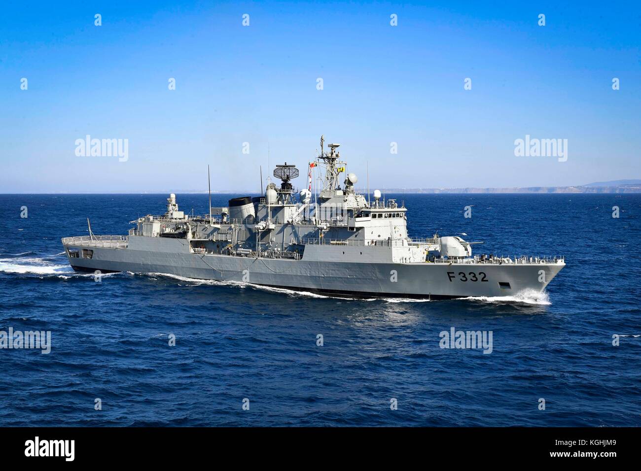 La marina portoghese Vasco da Gama-class frigate NRP Corte-Real (F332) vele a fianco del Arleigh Bur Foto Stock