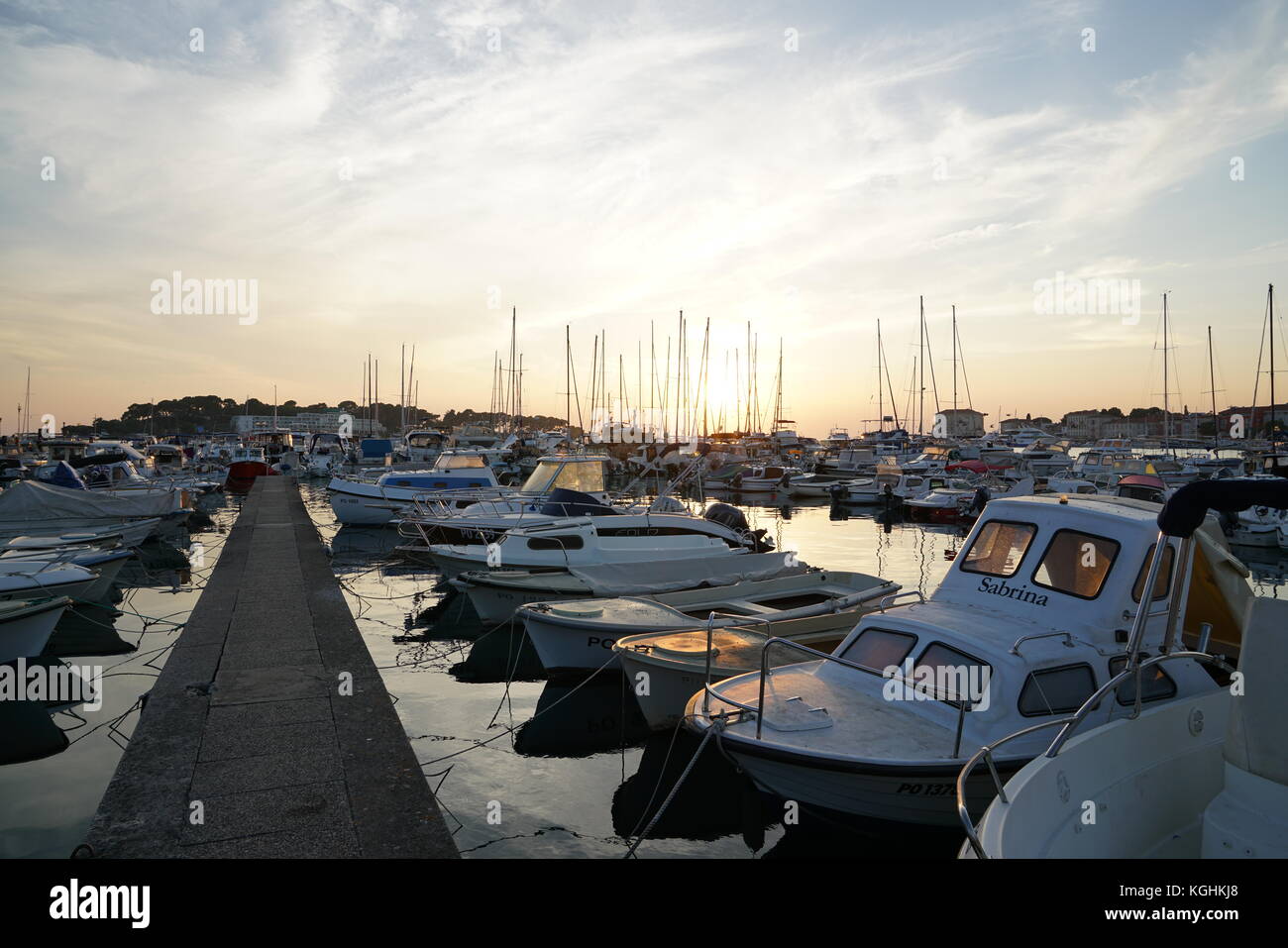 Marina Porec, in Croazia, Europa - luglio 22, 2017: barche e il tramonto Foto Stock