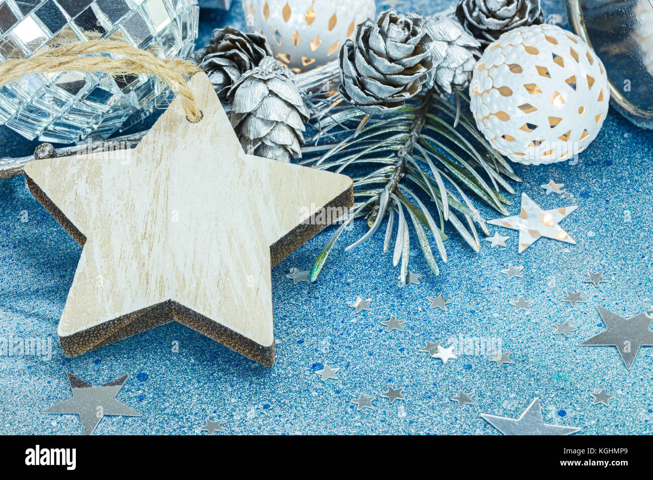 Stella Di Natale Legno.La Stella Di Legno Con Decorazioni Di Natale Su Blu Glitter Sfondo Con I Confetti Vista Macro Foto Stock Alamy