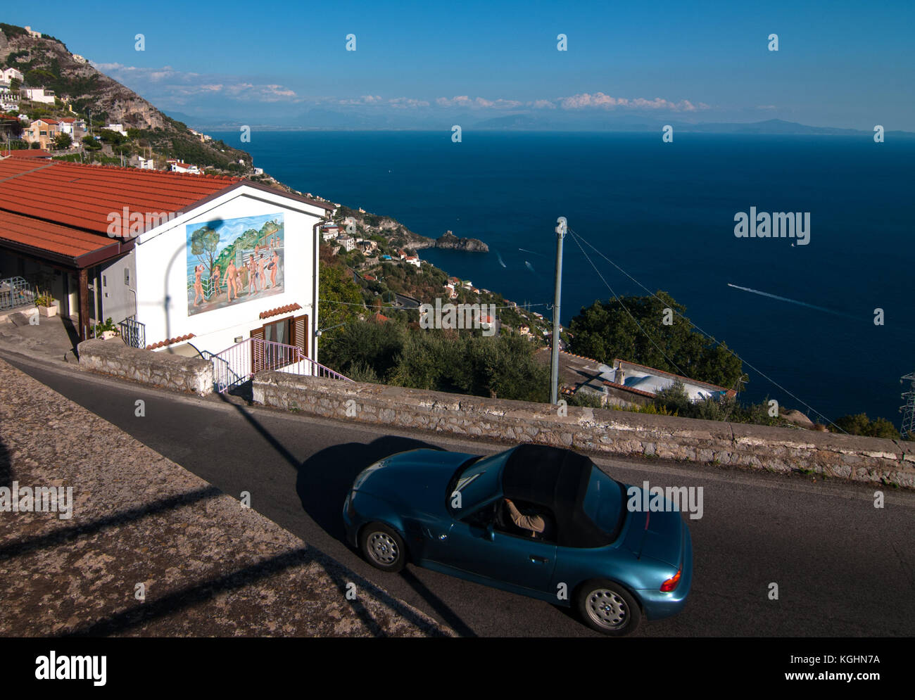 Un auto corre lungo le strade di furore, Italia. furore, situata sulla costiera amalfitana, si espande dal livello del mare, dove c è la frazione del fiordo di pelliccia Foto Stock