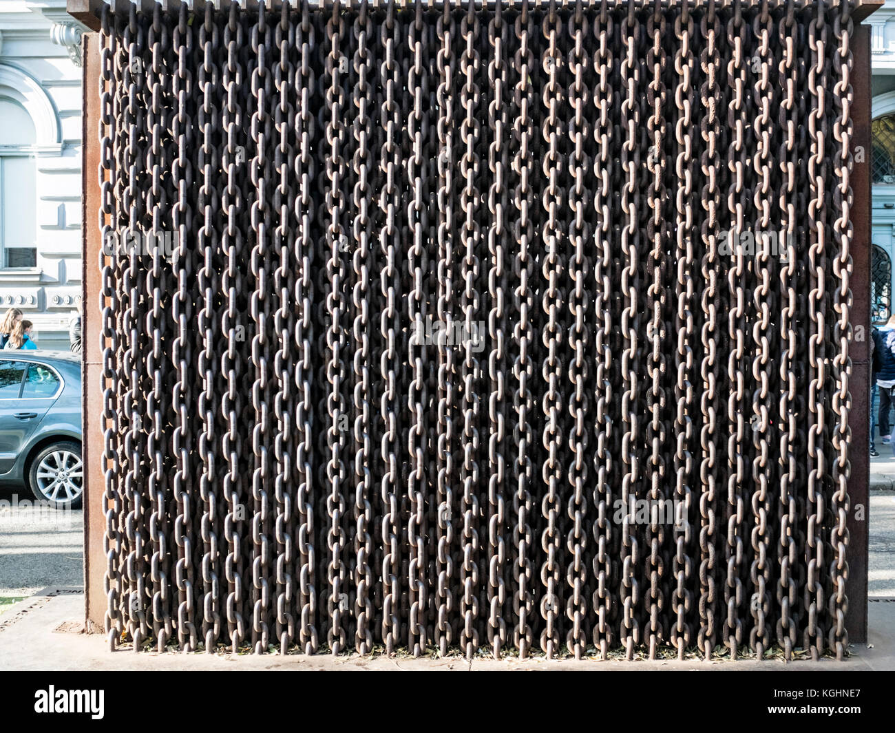 Monumento che simboleggia la cortina di ferro alla Casa del terrore, Budapest Foto Stock