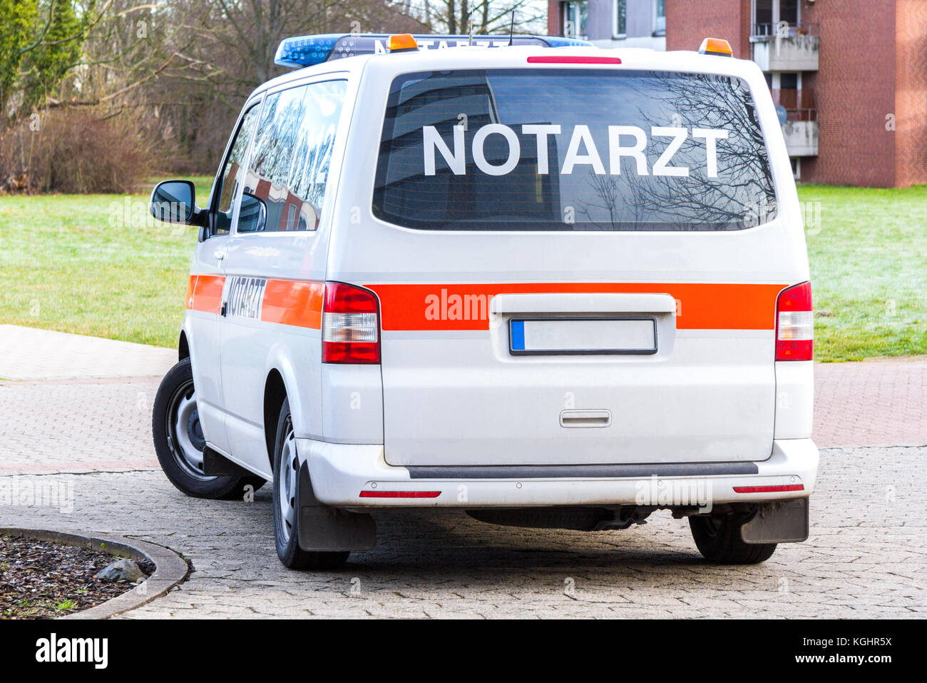 Tedesco medico di emergenza ( notarzt ) auto sorge su un ospedale Foto Stock