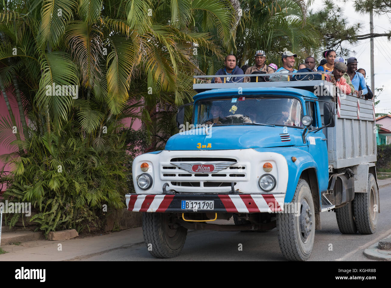 Lavoratori rurali equitazione sulla parte posteriore di un camion, Pinar Del Rio regione, Cuba Foto Stock