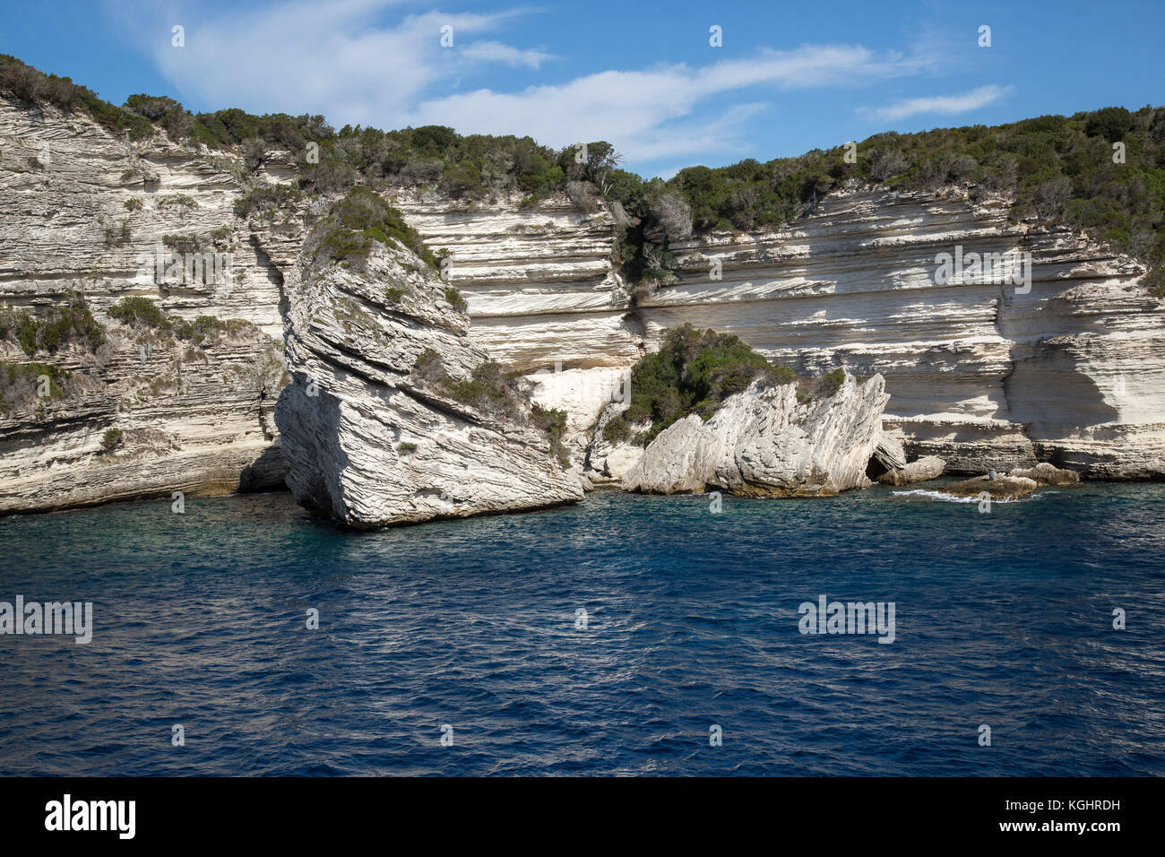 Frastagliate scogliere di gesso e massi erosi sul litorale vicino a Bonifacio Foto Stock