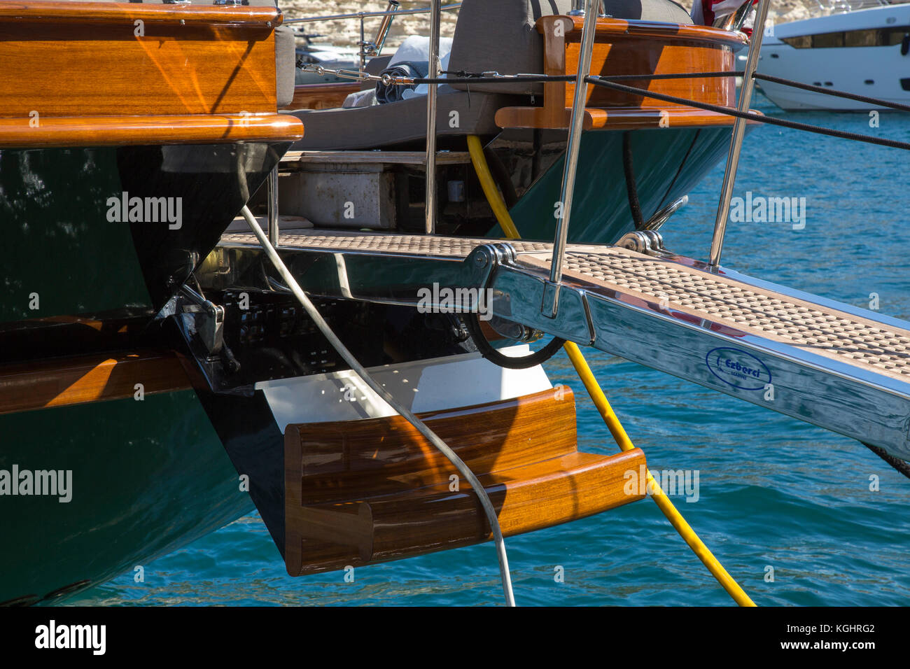 Premium in acciaio inossidabile e finiture in legno sulla poppa di un lussuoso yacht a vela Foto Stock