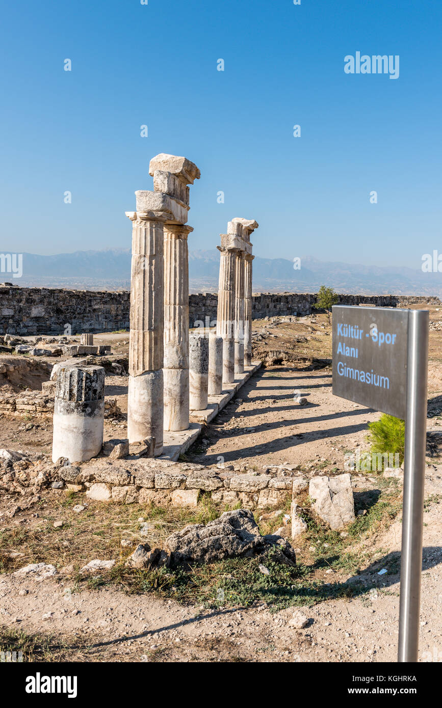 Le rovine della città antica di Hierapolis di età romana e preromana in Pamukkale, Turchia. Foto Stock