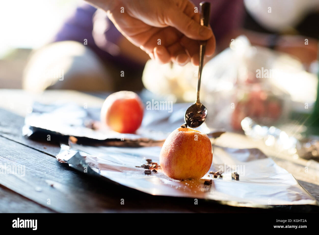 Mano ripieno di cioccolato in apple Foto Stock