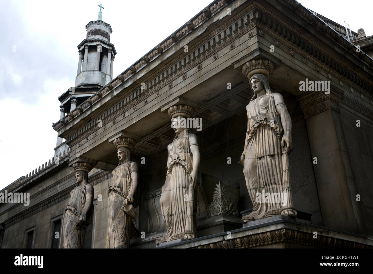 Cariatide statue a St Pancras nuova chiesa, Euston Road, Londra Foto Stock
