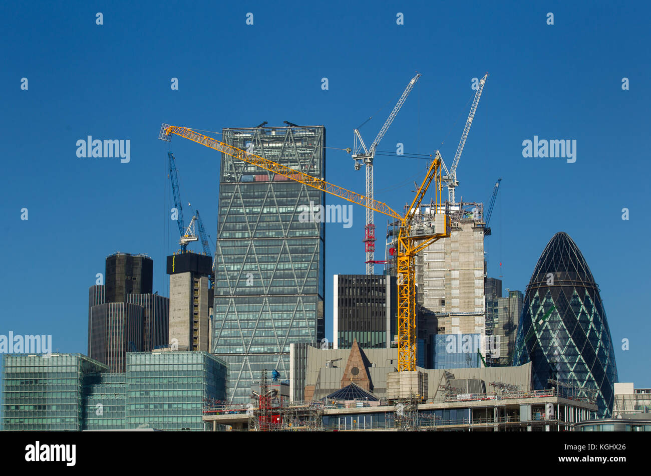 London skyline della città vista dal fiume Tamigi come le gru lavorano su nuovi edifici Nel miglio quadrato Foto Stock