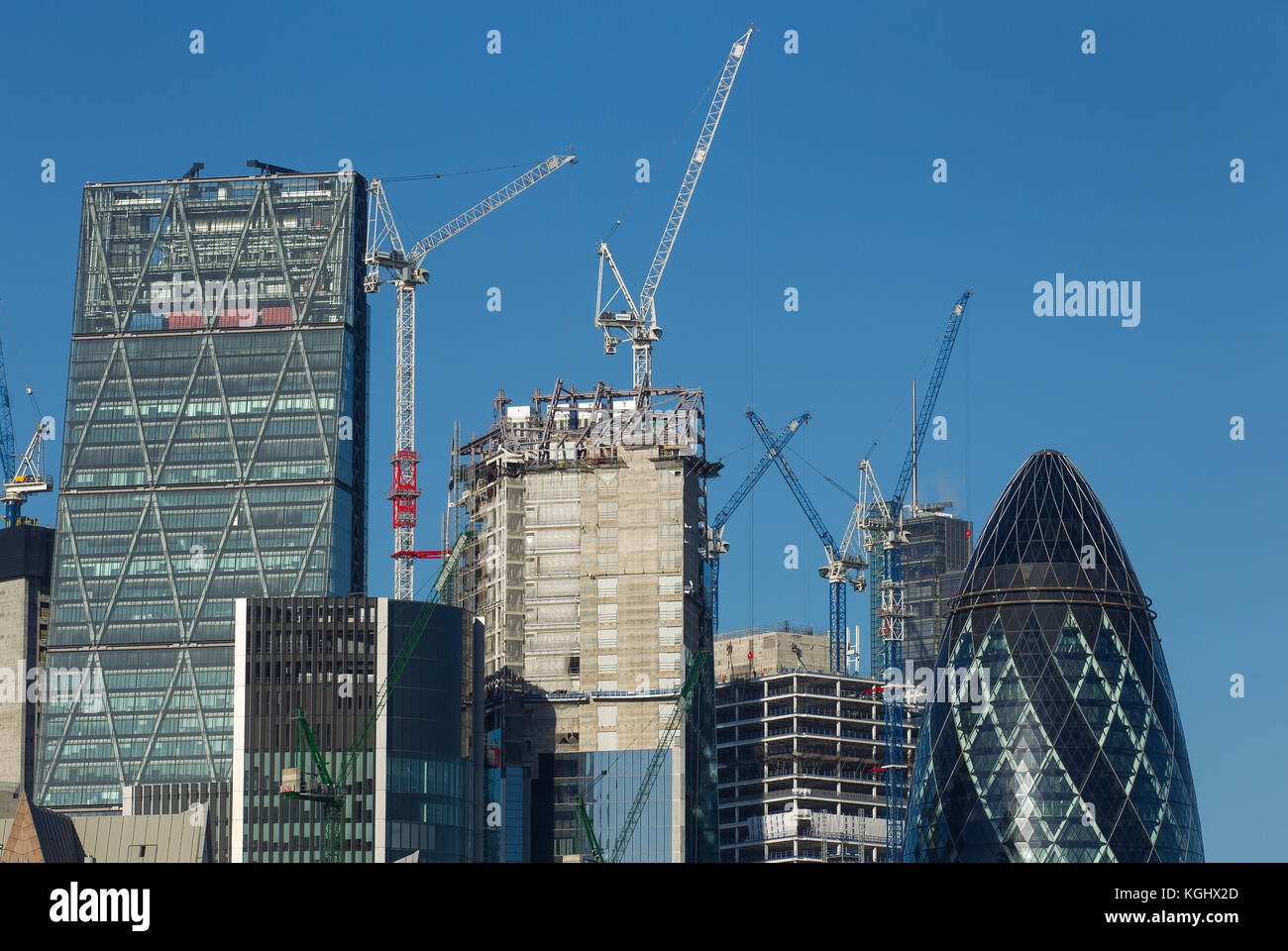 London skyline della città vista dal fiume Tamigi come le gru lavorano su nuovi edifici Nel miglio quadrato Foto Stock