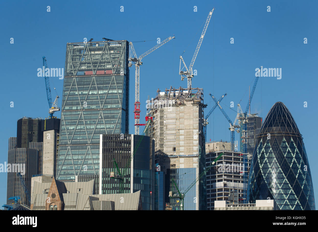 London skyline della città vista dal fiume Tamigi come le gru lavorano su nuovi edifici Nel miglio quadrato Foto Stock