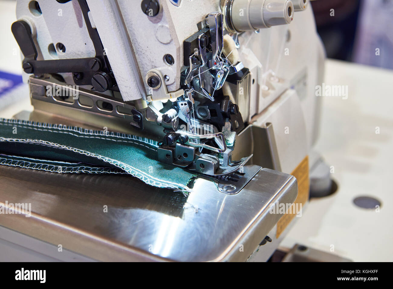 Alta velocità 3 industriale micro filo overlock cucitura a macchina Foto Stock