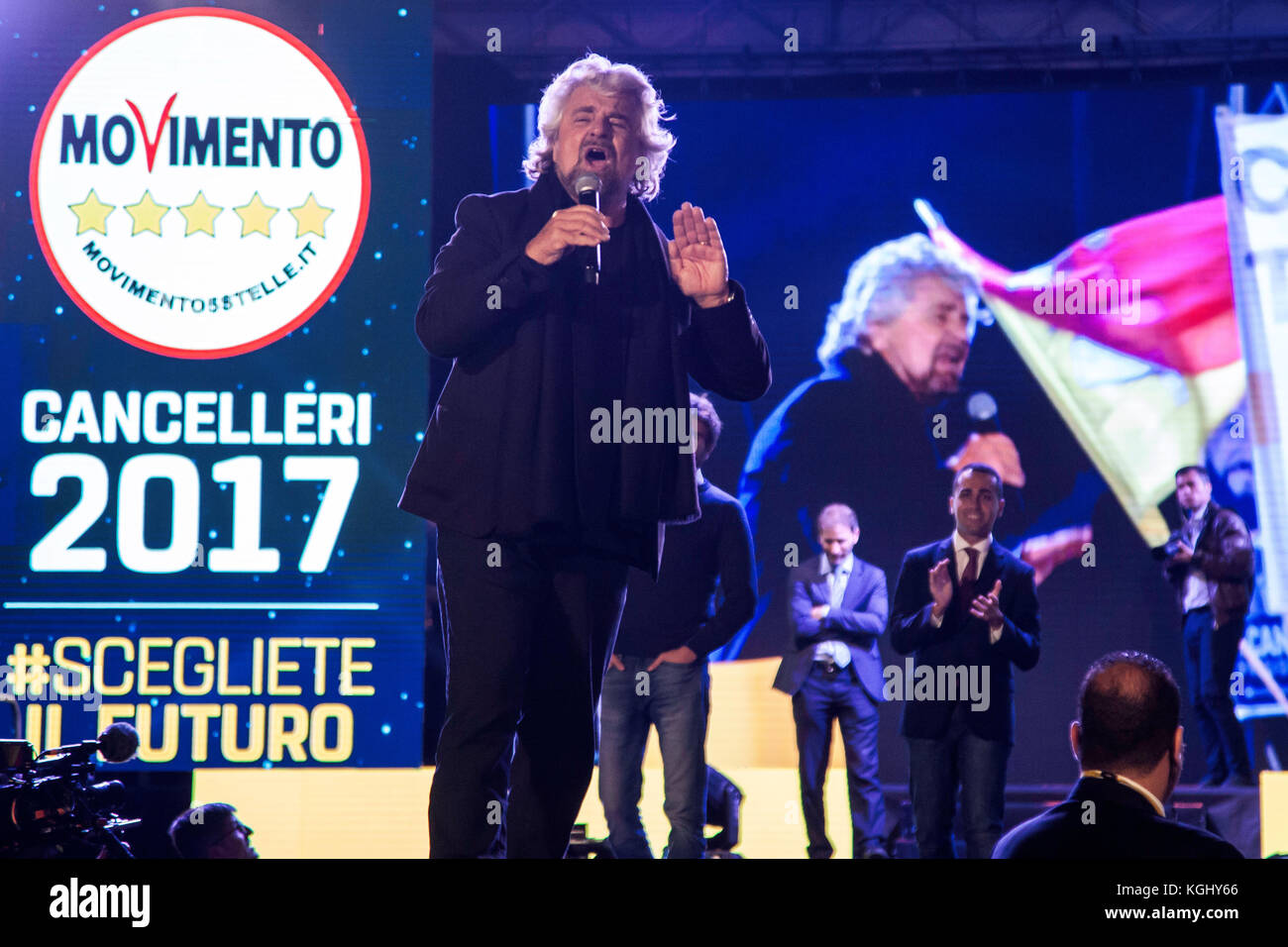 Beppe grillo, leader politico del cinque stelle movimento (m5s), parla durante un raduno politico prima della elezioni siciliana a Palermo (Italia). Foto Stock