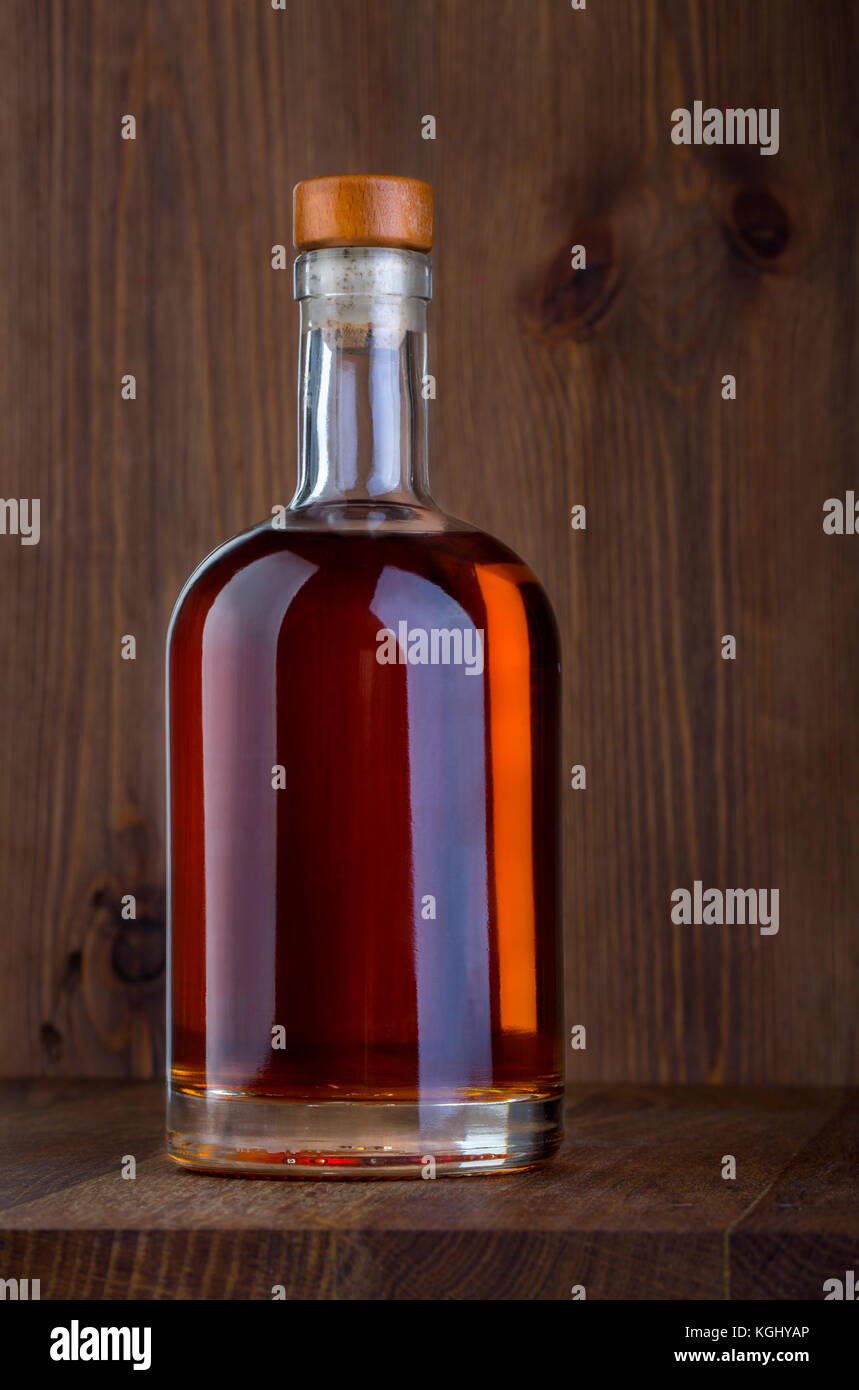 Whiskey bottiglia su sfondo di legno con spazio di copia Foto Stock