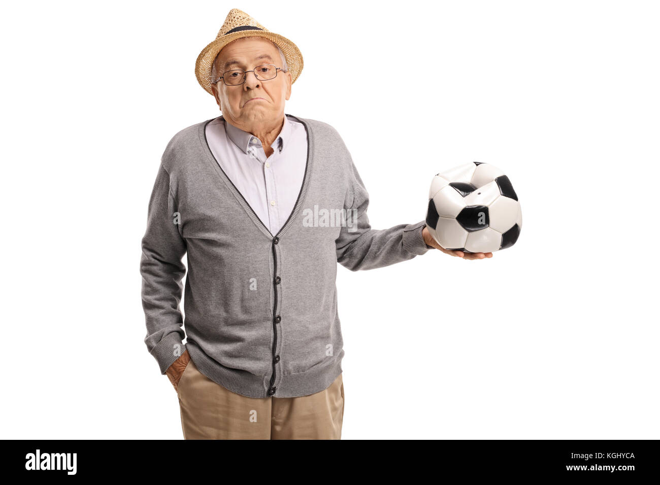 Deluso uomo maturo tenendo un sgonfiato calcio isolati su sfondo bianco Foto Stock