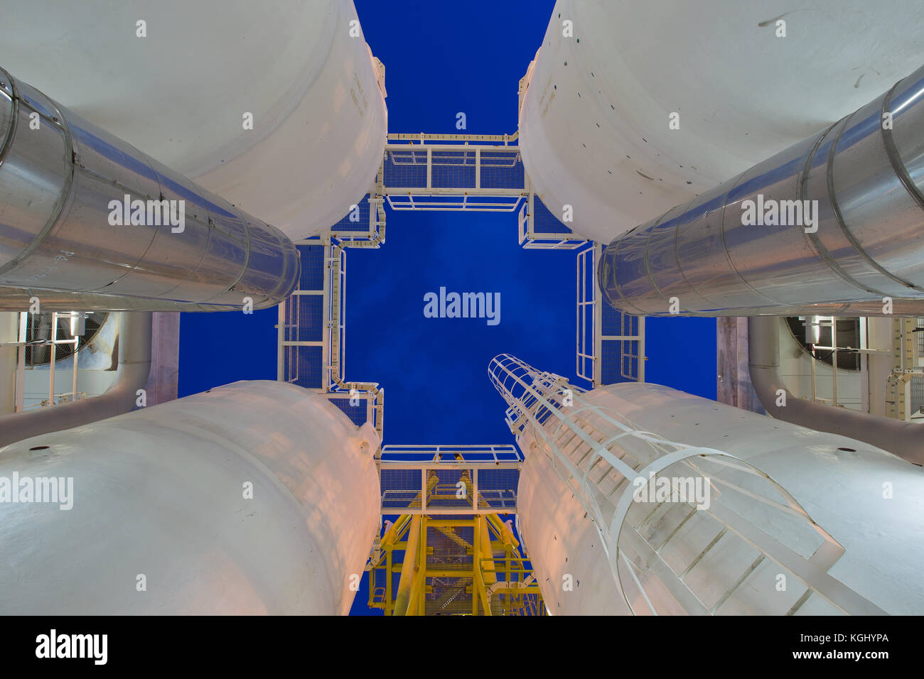 Olio e gas piattaforma di elaborazione, parte della piattaforma,processo di disidratazione per rimuovere umidità e idrocarburi pesanti al di fuori del gas. Foto Stock