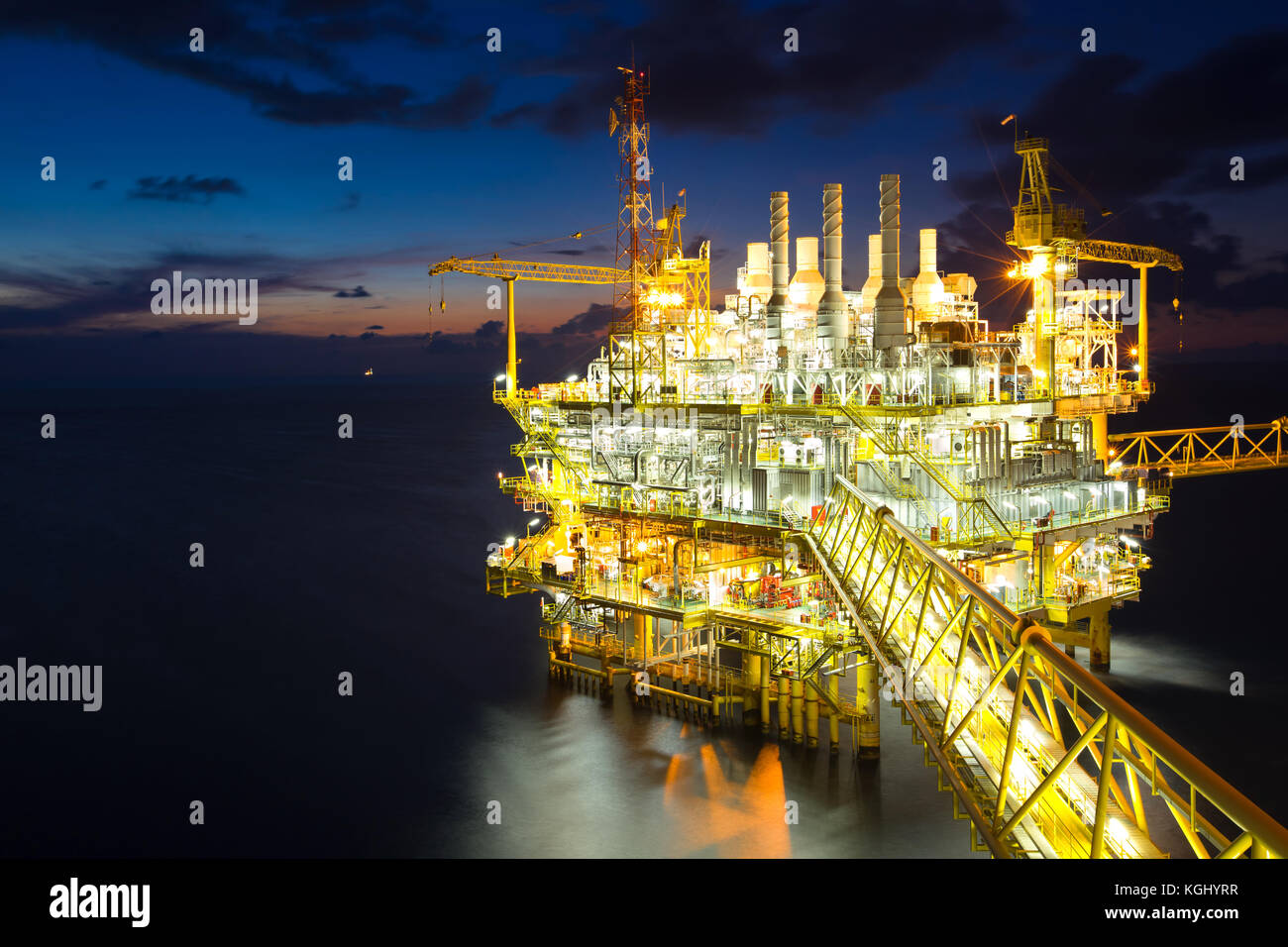 Olio e Gas di elaborazione centrale piattaforma nel Golfo della Tailandia  ha prodotto il gas naturale e il liquido condensato per impostare alla  raffineria onshore e petrolchimica Foto stock