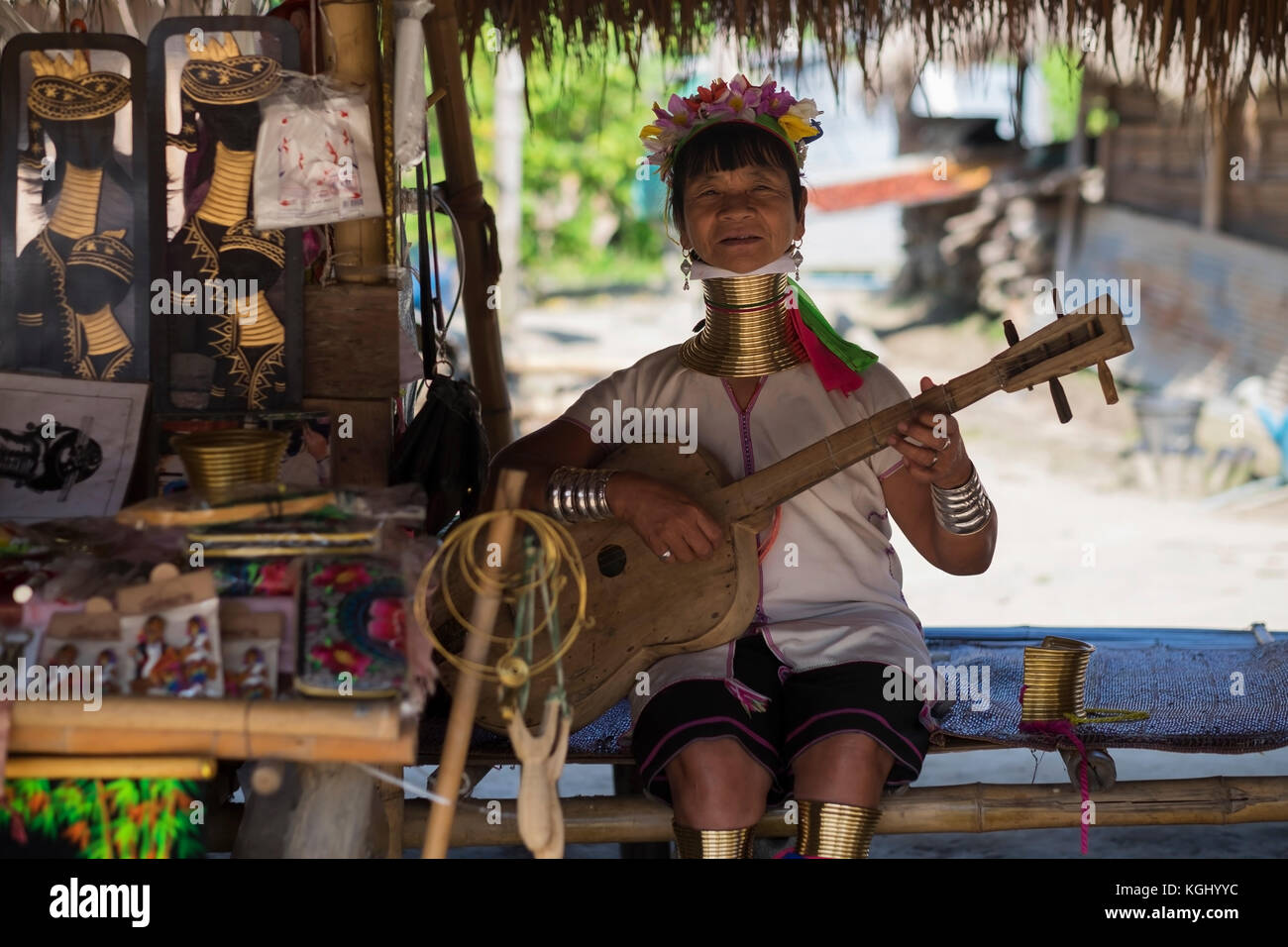 CHIANG RAI, Tailandia - 4 Novembre 2017: Unidentified lungo collo Karen hill tribe donna cantare Foto Stock