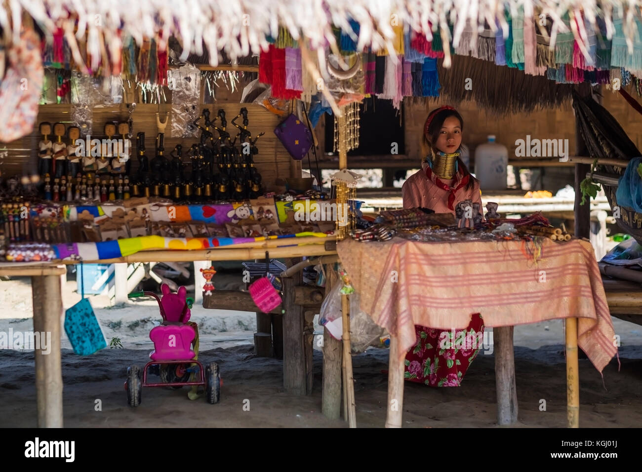 CHIANG RAI, Tailandia - 4 Novembre 2017: Unidentified lungo collo Karen hill tribe donna vendita di arte popolare merci Foto Stock