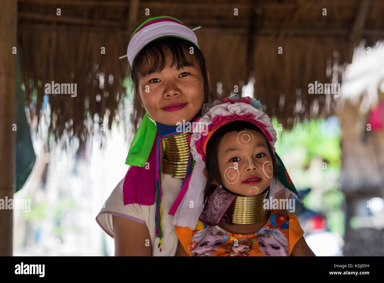 CHIANG RAI, Tailandia - 4 Novembre 2017: Unidentified lungo collo Karen hill tribe famiglia Foto Stock