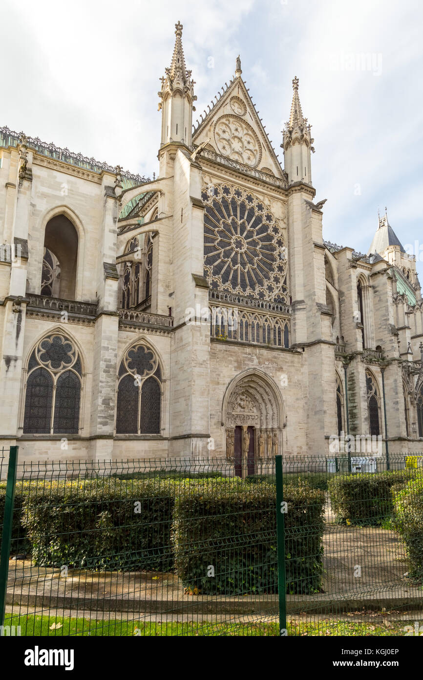 Veduta della Basilica di Saint Denis (Basilique Saint-Denis) nel comune di Saint-Denis, un sobborgo settentrionale di Parigi, Francia. Foto Stock