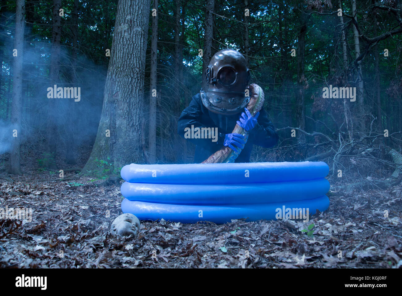 Un mare profondo subacqueo battaglie una mostruosa di polpo in una kiddy pool. Foto Stock