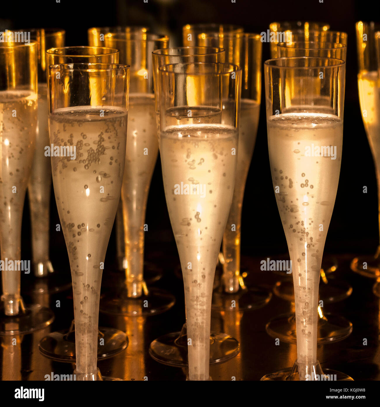 Champagne flauti su sfondo nero Foto Stock