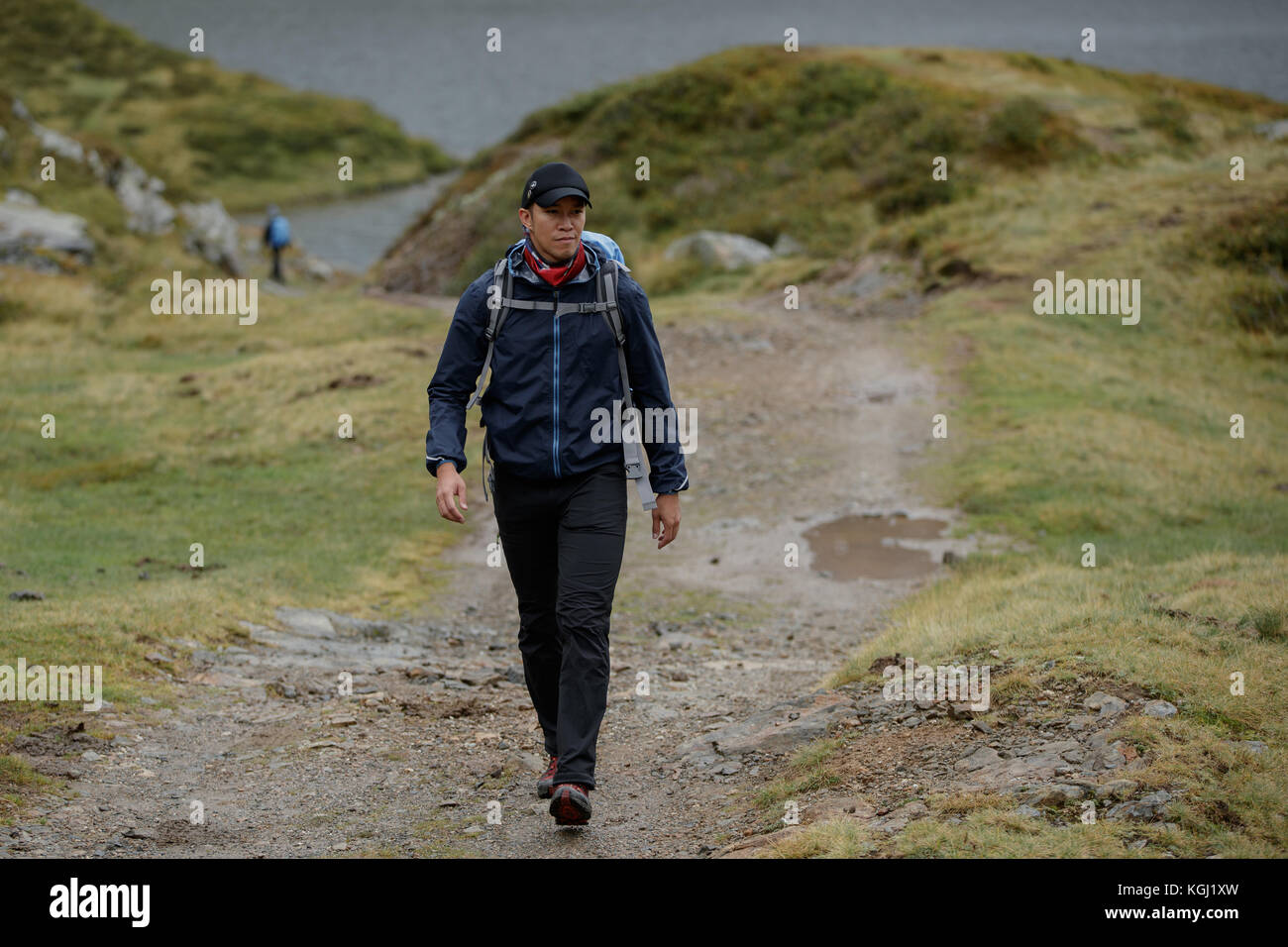 Un uomo asiatico escursioni nelle montagne austriache Foto Stock