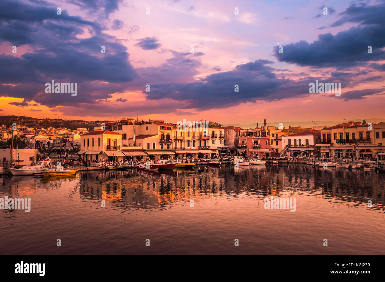 Vista del vecchio porto veneziano di Rethimno al tramonto. Creta, Grecia Foto Stock