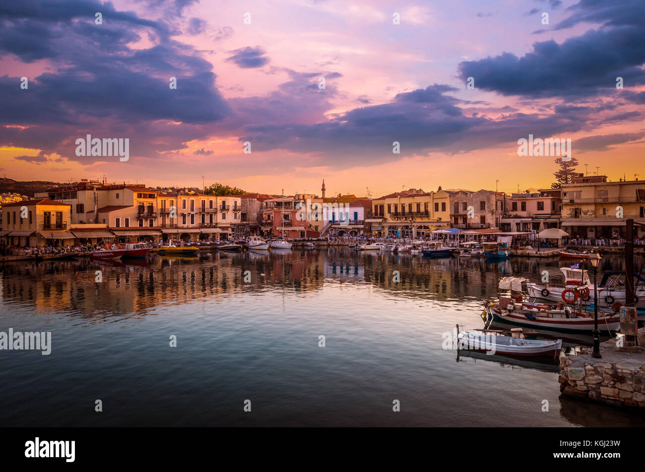 Vista del vecchio porto veneziano di Rethimno al tramonto. Creta, Grecia Foto Stock