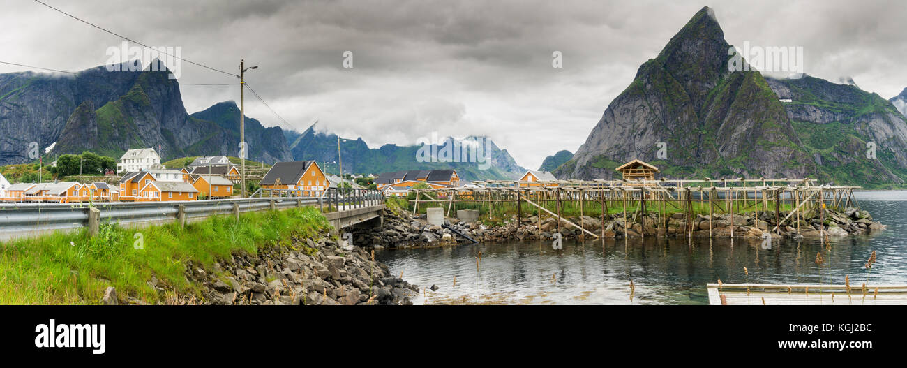 Tradizionale villaggio di pescatori nell'arcipelago delle Lofoten, nordland county, Norvegia. nazionale percorso turistico lofoten Foto Stock