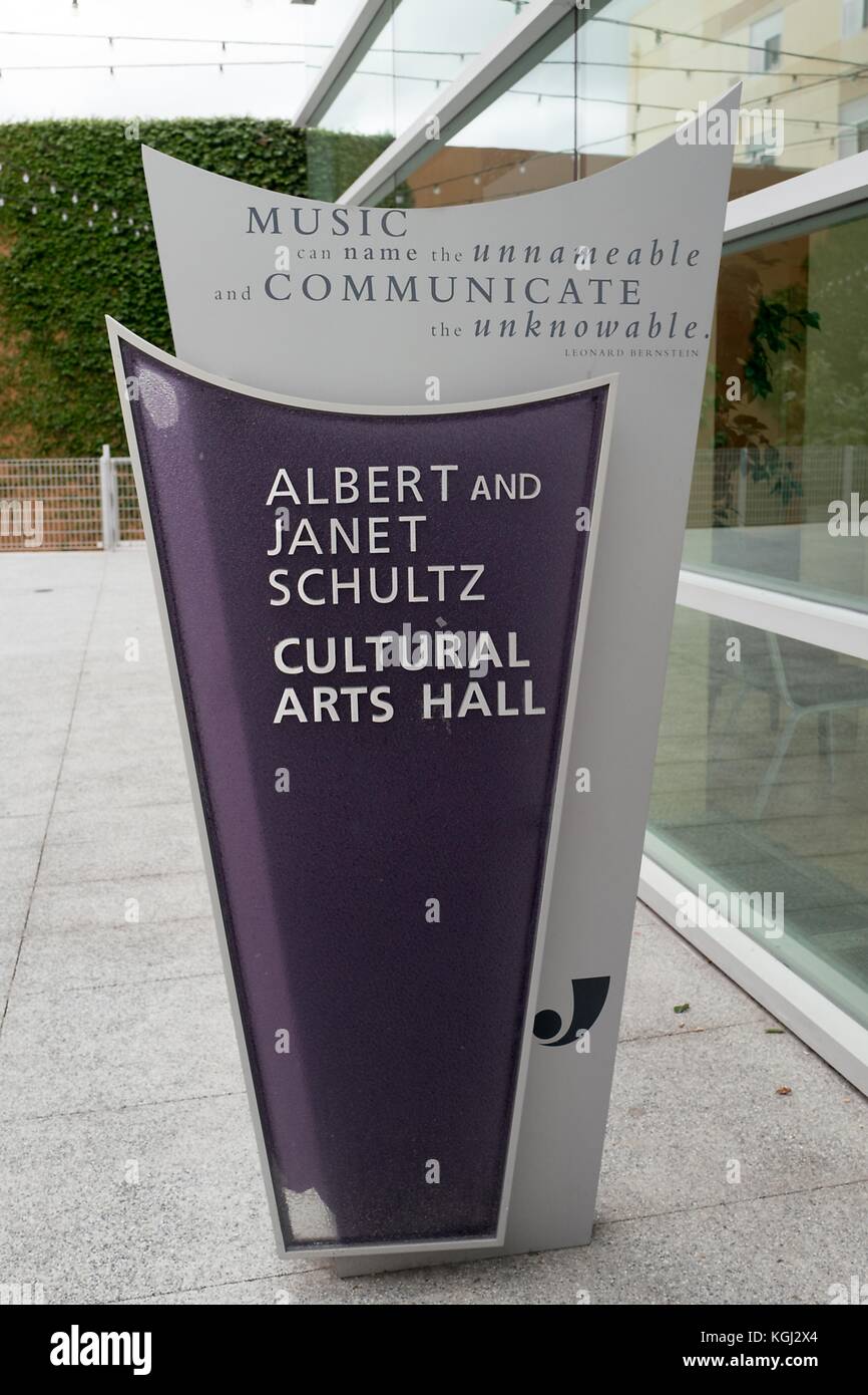 Close-up di firmare per la albert e janet schultz cultural arts hall presso il Jewish Community Center (JCC) nella Silicon Valley, palo Alto, California, 20 settembre 2017. () Foto Stock