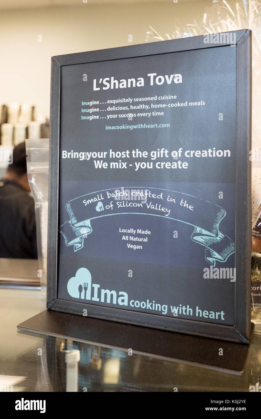 Cartello con la scritta "Shana Tova" (felice anno nuovo), che fornisce un menu per la festa ebraica di Rosh Hashanah (Capodanno), in un ristorante ebraico Kosher nella Silicon Valley, Palo alto, California, 20 settembre 2017. () Foto Stock