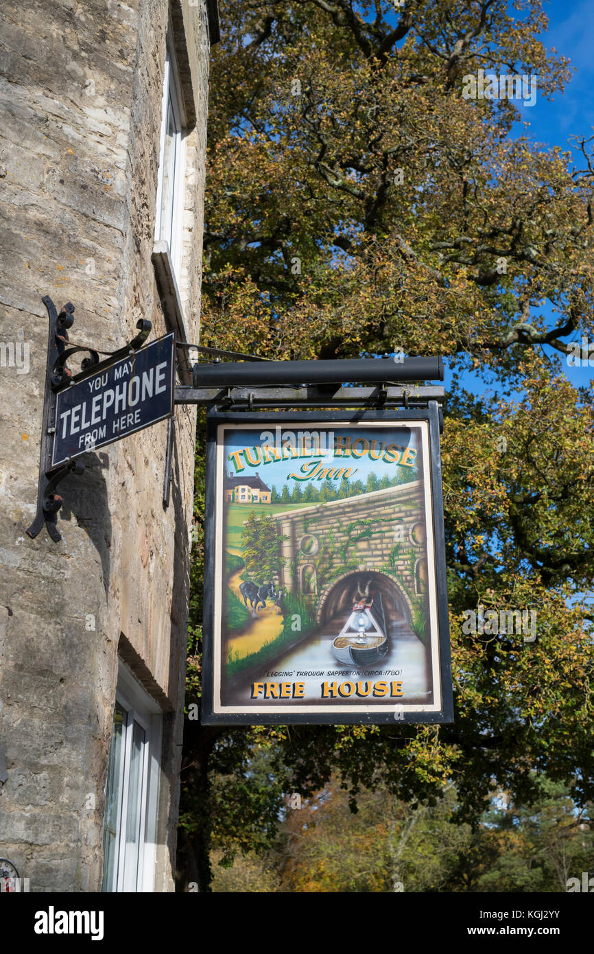 Il Tunnel Inn pub segno accanto al canale Sapperton Tunnel in autunno. Coates, Cirencester, Gloucestershire, Regno Unito Foto Stock