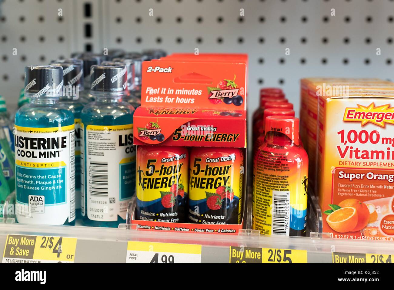 Close-up di 5 ora il marchio energia energy drink scatti sugli scaffali di una farmacia di San Francisco, California, con listerine colluttorio anche visibile sul lato sinistro del telaio, 29 settembre 2017. () Foto Stock