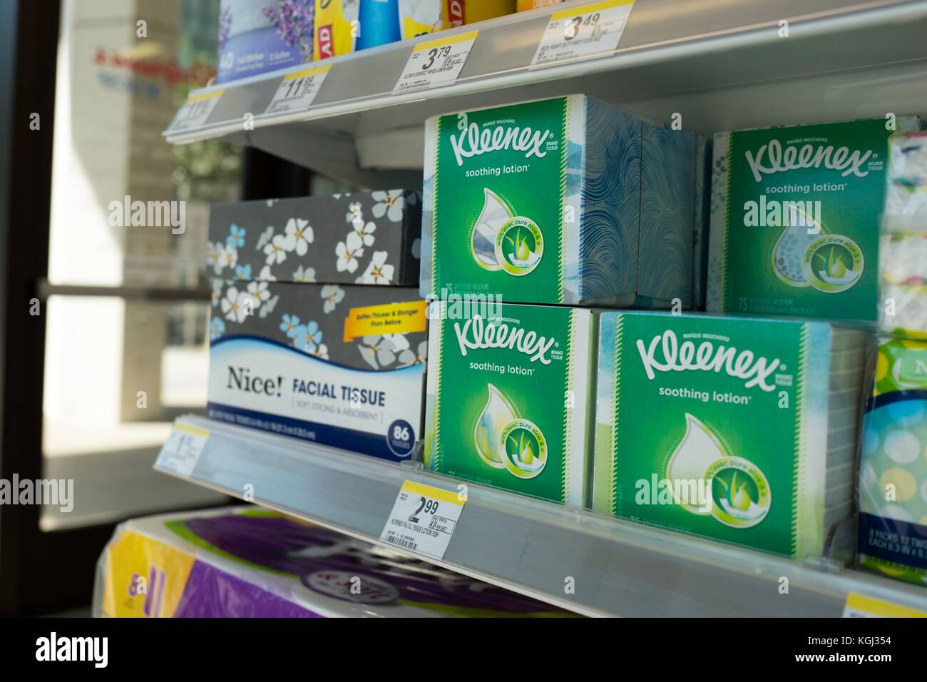 Close-up di kleenex-tessuti di marca nonché tessuti generici su un display fondello in una farmacia a san francisco, in California, all'inizio dell'autunno (influenza aviaria) e comuni stagione fredda, 29 settembre 2017. () Foto Stock