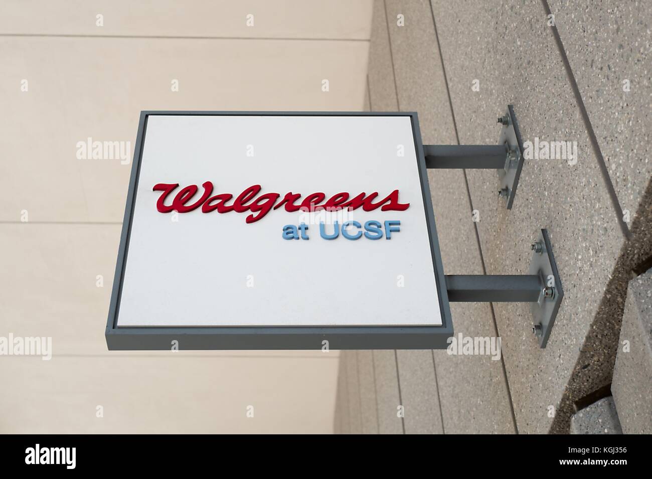 Segno per walgreen farmacia presso il mission bay campus della University of California di san francisco (ucsf) Medical Center di San Francisco, California, 29 settembre 2017. () Foto Stock